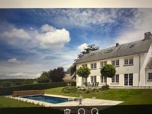 una gran casa blanca con una piscina en el patio en Spacious villa with private pool in Theux en Theux