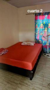 Katil atau katil-katil dalam bilik di Casa linda a 5 km de Girardot.