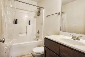 ein Badezimmer mit Toilette, Waschbecken und Dusche in der Unterkunft Modern 5 Bedroom Home, 6 miles from Skyline Drive in Waynesboro + 28 Fotos