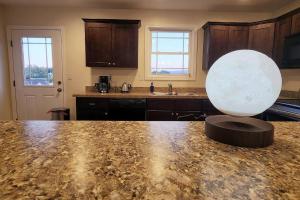 eine Küche mit einer Marmorarbeitsplatte mit einer Kugel darauf in der Unterkunft Modern 5 Bedroom Home, 6 miles from Skyline Drive in Waynesboro