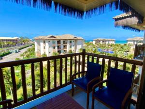 balcón con 2 sillas y vistas al océano en VG Sun Cumbuco - Apartamento por Temporada na Praia do Cumbuco, en Cumbuco