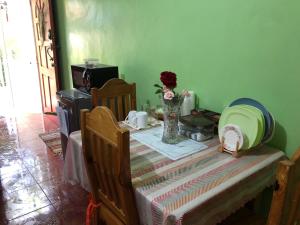stół z wazonem kwiatów na górze w obiekcie Quiet Garden Home w mieście Molino