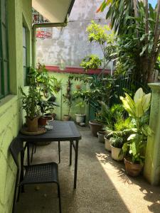 un patio con tavolo e un mucchio di piante di Quiet Garden Home a Molino