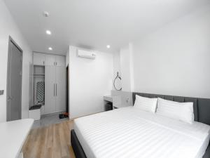 ein Schlafzimmer mit einem großen weißen Bett in einem Zimmer in der Unterkunft Metahome Apartment HOT Độc Đáo Nhất Vinhome Marina in Haiphong