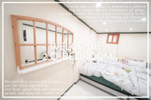 um poster de um quarto com uma cama e uma janela em Romantic Rooftop House em Seul