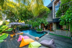 a backyard with a swimming pool and a house at Interconnection Hostel in Kuta