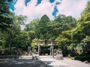 um portão torii num parque com árvores em Center - Vacation STAY 54213v em Kanuma