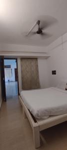 un letto bianco in una camera con di cg residency a Pondicherry