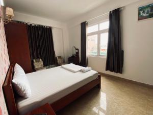 Postel nebo postele na pokoji v ubytování Nhat Hoang Hotel
