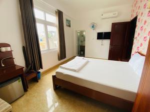 Postel nebo postele na pokoji v ubytování Nhat Hoang Hotel