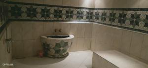 Baño con bañera en la esquina de una habitación en Tiken Amazigh en Ouarzazate