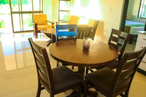 南迪的住宿－Bula Villas，一间带木桌和椅子的用餐室