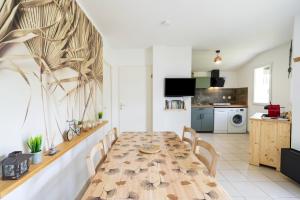 Kuchyň nebo kuchyňský kout v ubytování Cosy Pavillon 2chambres proche mer