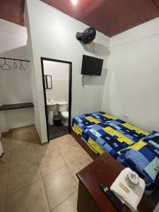 Кровать или кровати в номере Hostal MONARCA