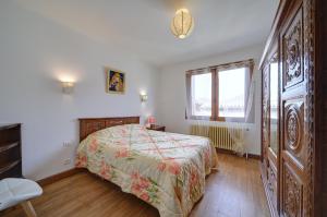 una camera da letto con un letto grande e una finestra di La Maison du Village a Encausse-les-Thermes