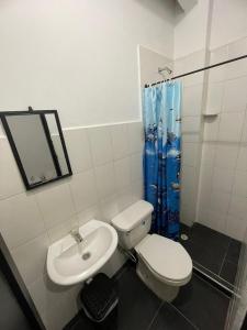 een badkamer met een toilet en een wastafel bij Hostal MONARCA in Jamundí