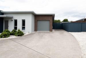 een oprit voor een huis met een garage bij Comfortable Home 10 Minutes from Town - Wifi and Garage in Newnham
