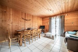 a wooden dining room with a table and chairs at Sherpa - 10 pers in Saint-Jean-d'Aulps