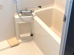 Lit Amakusa - Vacation STAY 78640v في Amakusa: حمام مع حوض استحمام مع دش