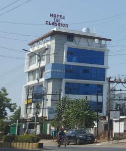 un edificio con un'auto parcheggiata di fronte di HOTEL E CLASSICO a Bhavnagar