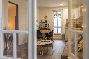 eine Küche und ein Wohnzimmer mit Tisch und Stühlen in der Unterkunft Maison de vacances centre ville in Ronce-les-Bains + 16 Fotos