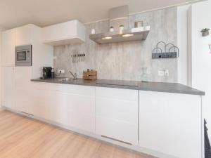 Η κουζίνα ή μικρή κουζίνα στο Detached House on Lake in Zeeland Holiday Park