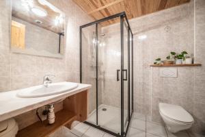 Un baño con ducha, lavabo e inodoro. en Sherpa 2 - 14 pers, en Saint-Jean-dʼAulps 19 fotos más
