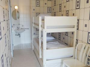 Zimmer mit Etagenbetten, Waschbecken und Spiegel in der Unterkunft Scorpio A 0901 with beautiful sea view in Nieuwpoort