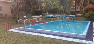 สระว่ายน้ำที่อยู่ใกล้ ๆ หรือใน Hotel Dumaka