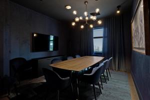 オークランドにあるAbstract Hotel & Residencesのダイニングルーム(木製テーブル、椅子付)