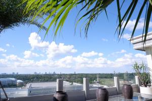 een balkon met uitzicht op de stad bij The Grantage Hotel & Sky Lounge in Serpong