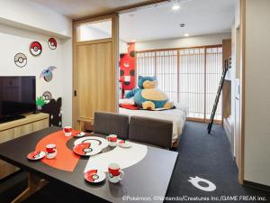 een kamer met een tafel en een kamer met een bed bij MIMARU KYOTO SHINMACHI SANJO in Kyoto