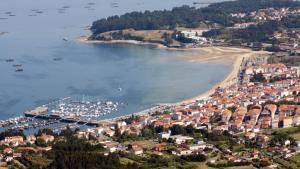 uma vista aérea de uma pequena cidade ao lado de um porto em Casa VeiraMar em Póvoa do Caraminhal