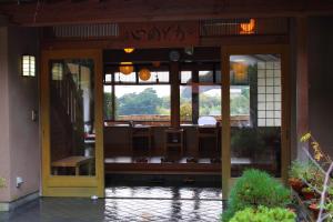 
a very nice looking room with a large window at Kokoronodoka in Kawazu
