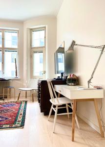 Zimmer mit einem Schreibtisch, einem Computer und einem Stuhl in der Unterkunft Art Nouveau - Jugend Talo in Helsinki Center Apartment in Helsinki