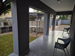 @241 Enkeldoorn Guesthouse的阳台或露台