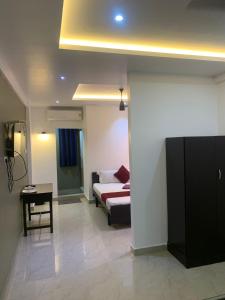 una habitación de hotel con una cama y una mesa en una habitación en FAAZ Residency, en Kozhikode