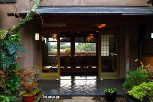 
a patio area with a table and a window at Kokoronodoka in Kawazu
