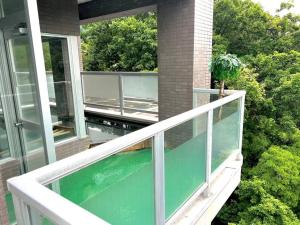 uma varanda de uma casa com piscina em コンドミニアム定山渓307 em Jozankei