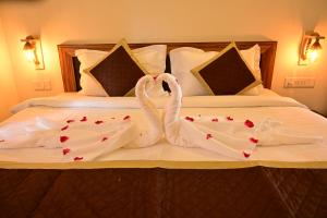 dwa swansrendered to be kissing on a bed w obiekcie Aijasvan Resort w mieście Sawai Madhopur