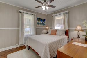 a bedroom with a bed and a ceiling fan at Makani Ea Home home in Pepeekeo