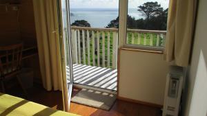 um quarto com uma varanda com vista para o oceano em The Healthy Guesthouse 