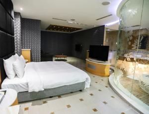 une chambre d'hôtel avec un lit et une télévision dans l'établissement All-Ur Boutique Motel-Chang Hua Branch, à Changhua