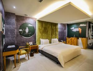 1 dormitorio con 1 cama grande y escritorio en All-Ur Boutique Motel-Chang Hua Branch, en Changhua City