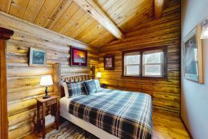 a bedroom with a bed in a log cabin at Bucks House in Jackson