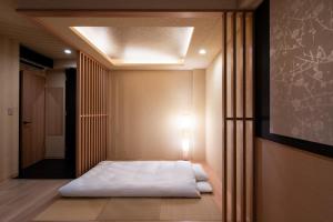 เตียงในห้องที่ Rinn Kiyomizu Gion