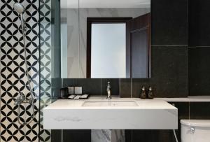 uma casa de banho com um lavatório branco e um espelho. em Eli Rina Hotel em Hanói