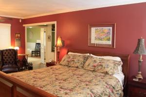 1 dormitorio con 1 cama grande y paredes rojas en Sequoia View Vineyard en Sanger
