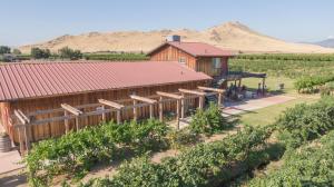 een uitzicht op een houten schuur met een tuin bij Sequoia View Vineyard in Sanger