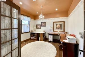 an office with a desk and a sink in a room at Deschutes Daydream in Bend